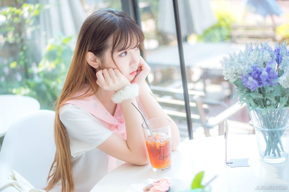 看着小乔松了口气的神色，吕布淡然道：“放心，若真是我做的，我也不屑在这种事情上撒谎，另外，记住你的身份，就算是妾，你也是我的女人，心里怎么想我不管，但你不该将这些愚蠢的表情给我表现出来，若非看在腹中孩儿的份上，单是这一点，就可以让你生不如死！莫要以为，这两年对你好了，就可以在我面前恃宠而骄！”